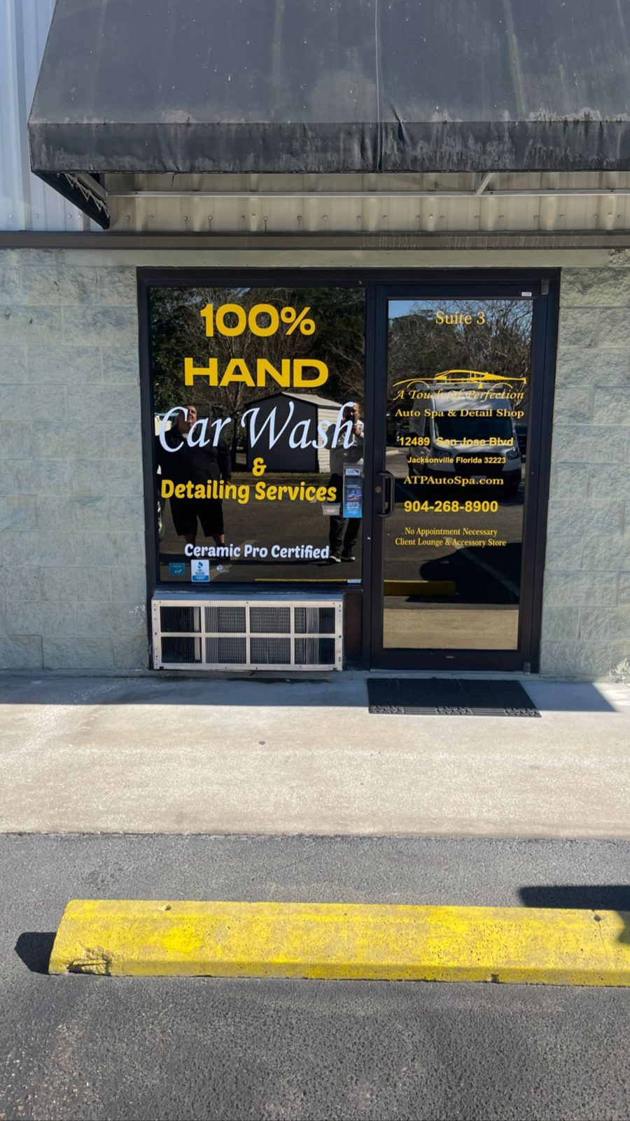 Vinil publicitario en la vitrina del car wash ATP Auto Spa en Jacksonville