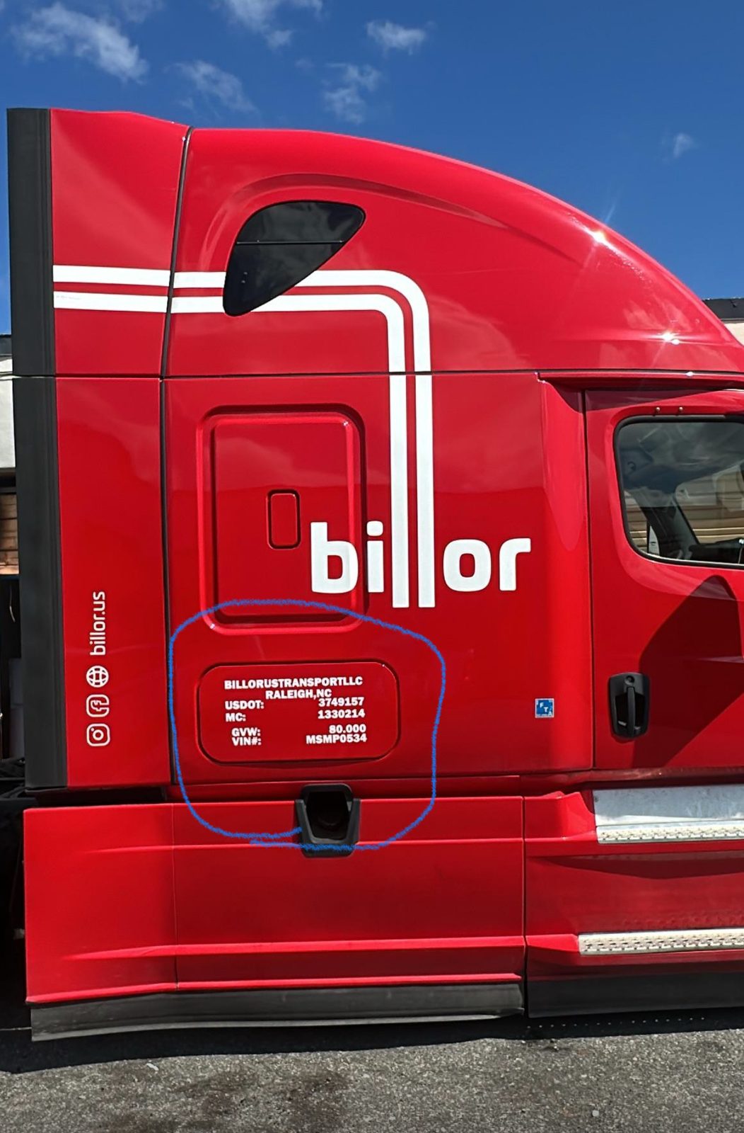 Rotulación de puerta con datos USDOT y MC en camión rojo de Billor