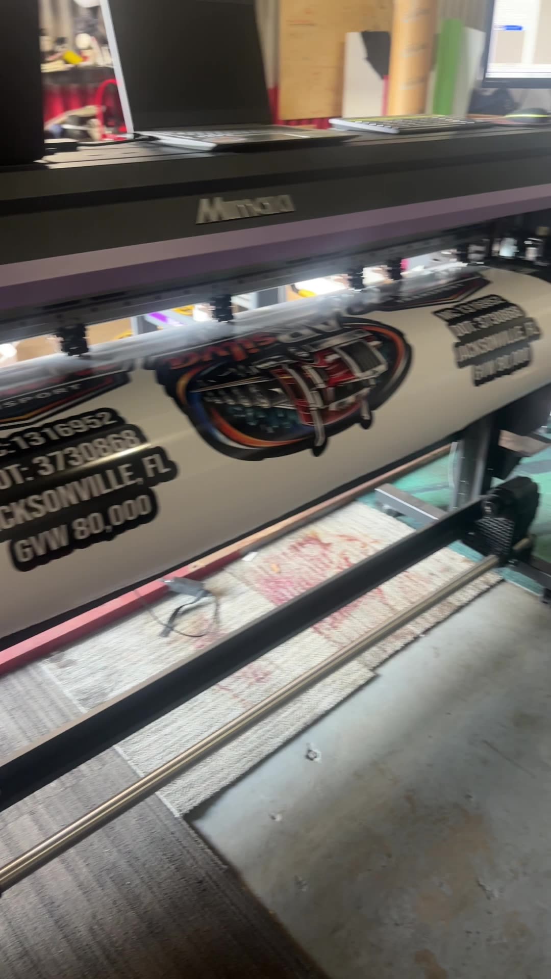 Impresión en plotter Mimaki de calcomanías con logotipo y datos DOT para camión de Jacksonville, FL
